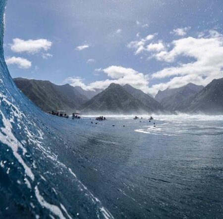 Teahupo’o, Tahiti surfing