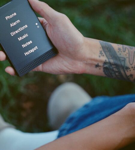 Why People Are Ditching Smartphones for Dumbphones