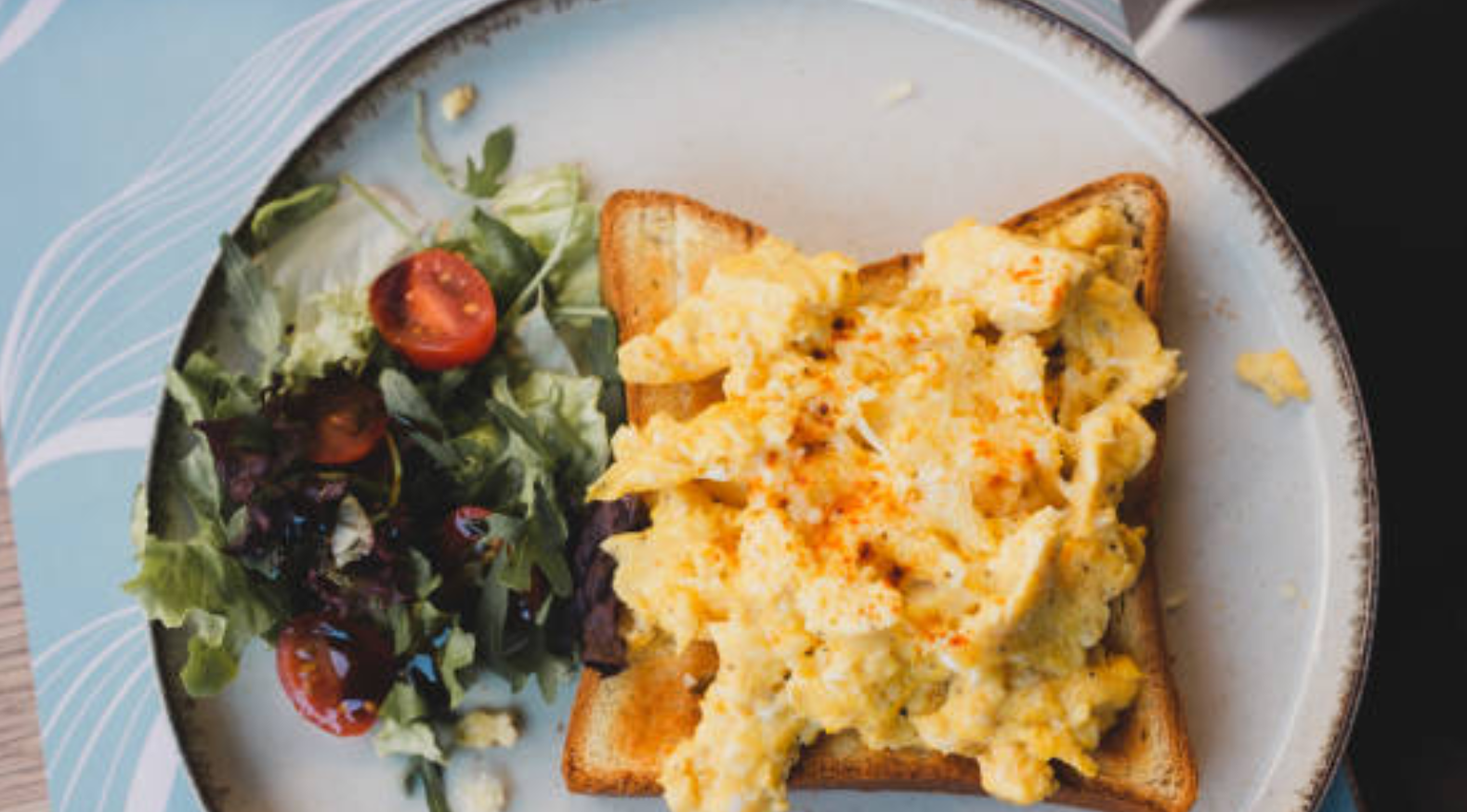 Eating a high-protein breakfast